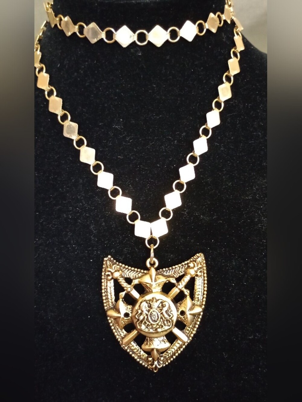 Coat Of Arms Vintage Gold Tone Book Chain Crest Pendant Necklace
